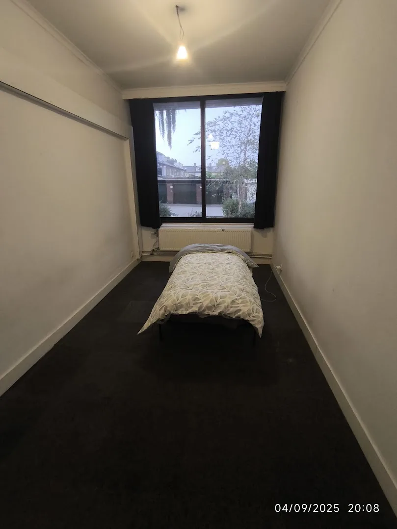 Room with bed and stuff